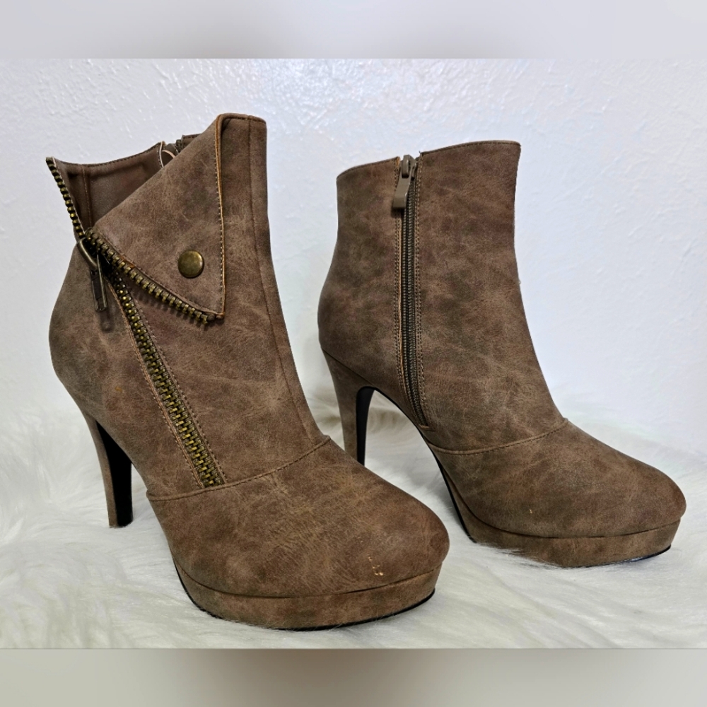 Two Lips Women's Too Snapped Fashion Boot. NEW